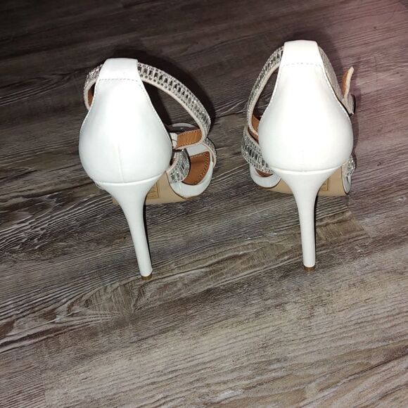 Izabella Rue Gwenyth Heels White heels with rhinestone detailing on band - Picture 4 of 8